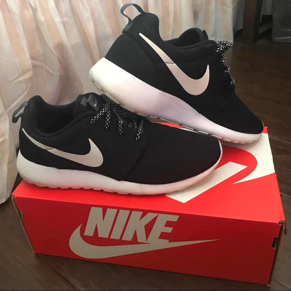 Black Nike Roshe